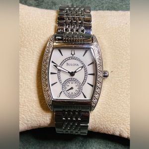 EUC BULOVA 22 Diamonds Mother Of Pearl Dial.